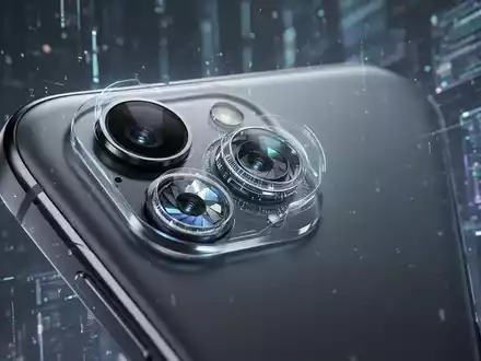 A close-up of a modern smartphone's advanced camera module, highlighting multiple lenses and intricate mechanics against a blurred tech background. - Foto: über boerse-global.de