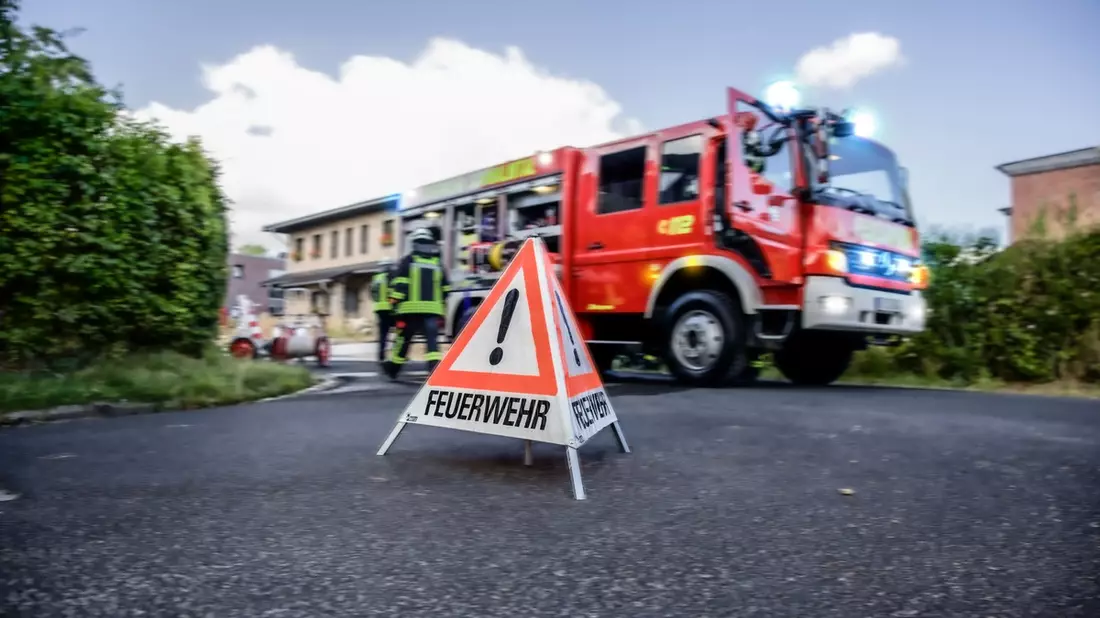 FFW Schwalmtal: Drei Mülltonnen entlang der ehemaligen Bahntrasse in Brand geraten - Bild: presseportal.de
