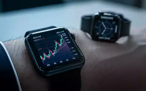 Eine Apple Watch mit einem aufsteigenden Diagramm am Handgelenk, im Hintergrund eine unscharfe, deprimierte Samsung Smartwatch. - Foto: über boerse-global.de