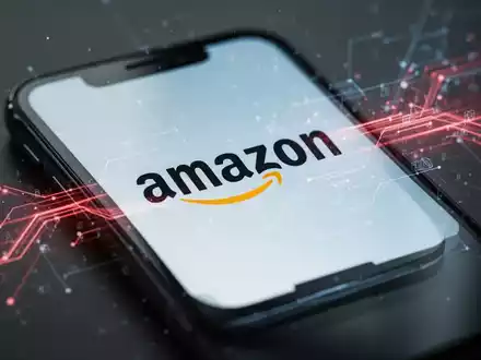 Ein Smartphone-Bildschirm zeigt das Amazon-Logo, überlagert von abstrakten digitalen Elementen, die eine Umleitung andeuten. - Foto: über boerse-global.de