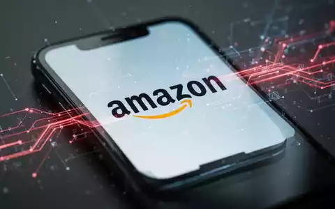 Ein Smartphone-Bildschirm zeigt das Amazon-Logo, überlagert von abstrakten digitalen Elementen, die eine Umleitung andeuten. - Foto: über boerse-global.de