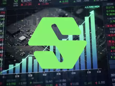 Ein digitaler Börsenbildschirm zeigt einen Aktienkurs, der ein Allzeithoch erreicht, mit verschwommenen Mikrochip-Komponenten im Hintergrund. - Foto: über boerse-global.de