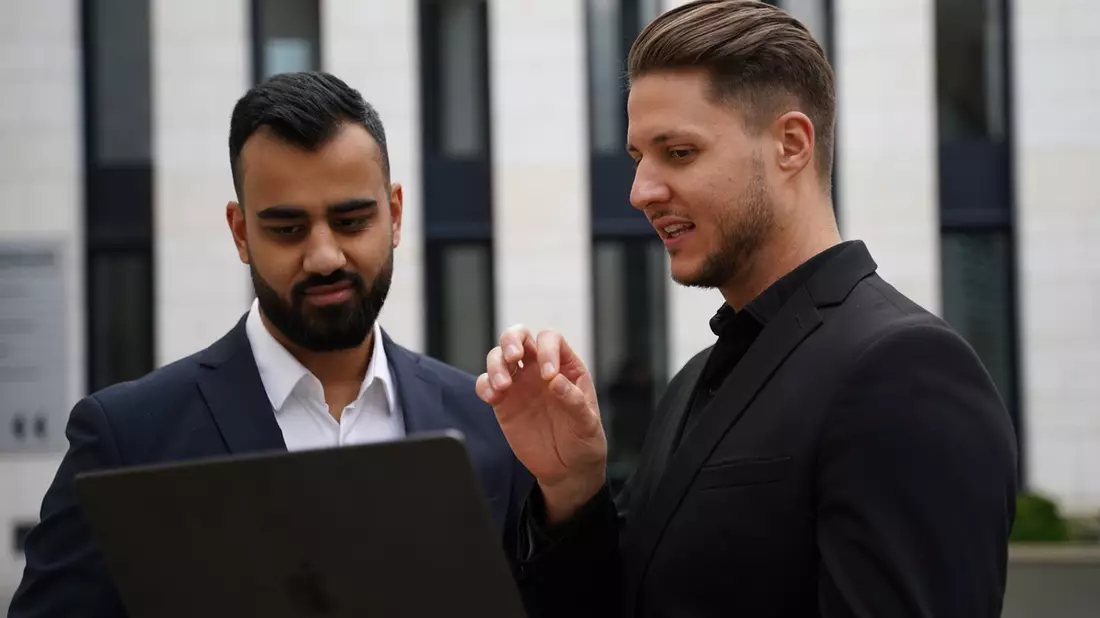 Das Drei-Speichen-Prinzip: Robert Schwagerus und Vinay Makker von Makerus Consulting erklären, warum der Vermögensaufbau nicht von einer einzigen Anlageklasse abhängen sollte - Bild: presseportal.de