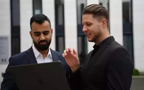 Das Drei-Speichen-Prinzip: Robert Schwagerus und Vinay Makker von Makerus Consulting erklären, warum der Vermögensaufbau nicht von einer einzigen Anlageklasse abhängen sollte - Foto: presseportal.de