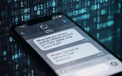 Ein Smartphone-Bildschirm zeigt eine verdächtige Textnachricht, im Hintergrund verschwommener digitaler Code, der Datenlecks symbolisiert. - Foto: über boerse-global.de