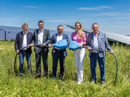 76-MWp-Solargroßpark im Landkreis Donau-Ries stärkt regionale Energieversorgung und Infrastruktur. 126.672 Module. Keine EEG-Förderung. Rund 76 MWp installierte Leistung. - Foto: presseportal.de