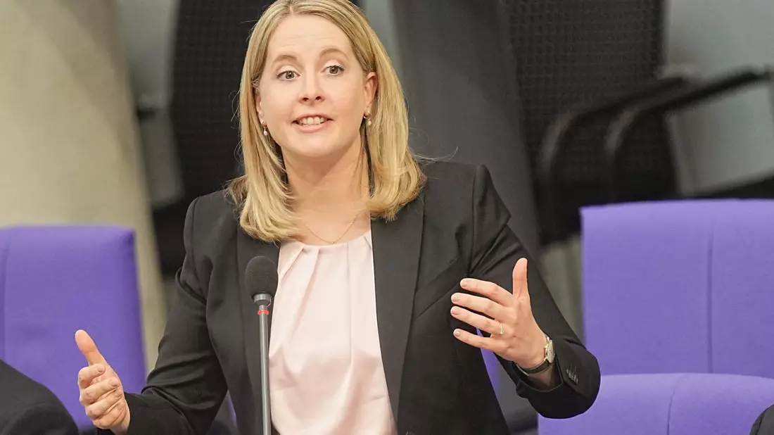 Bundesbauministerin Verena Hubertz will die Baukosten senken. - Bild: Michael Kappeler/dpa