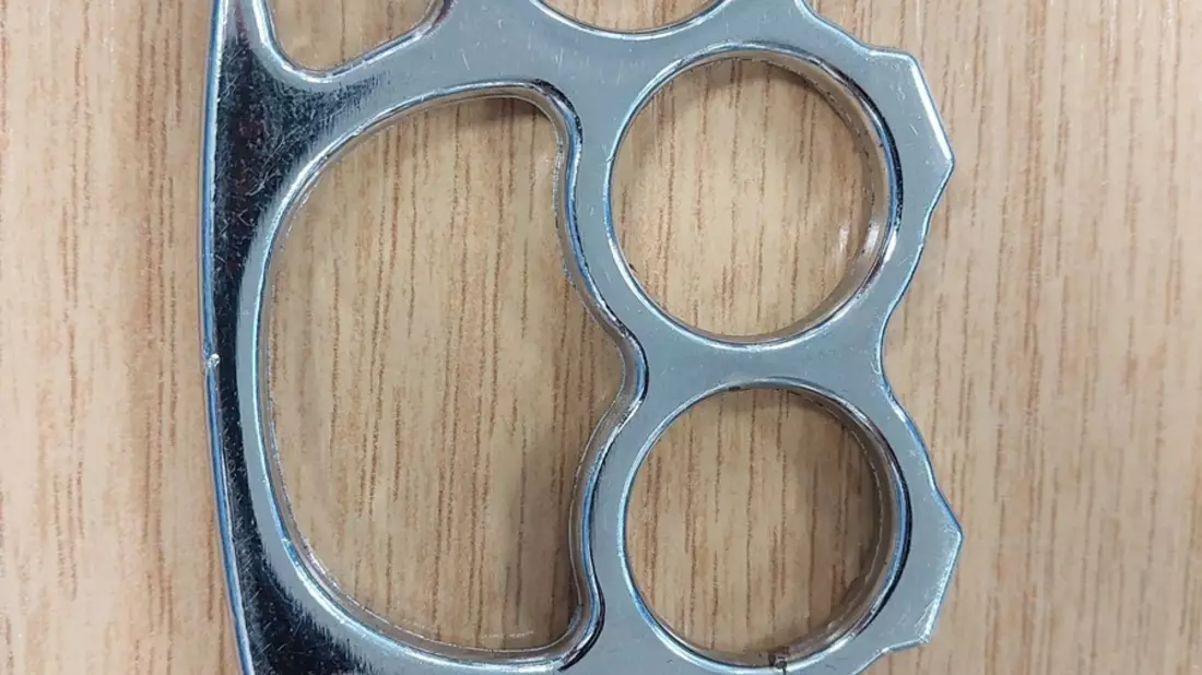 BPOL NRW: Mit Schlagring in den Urlaub? Bundespolizei wird an Sicherheitskontrolle fündig - Bild: presseportal.de