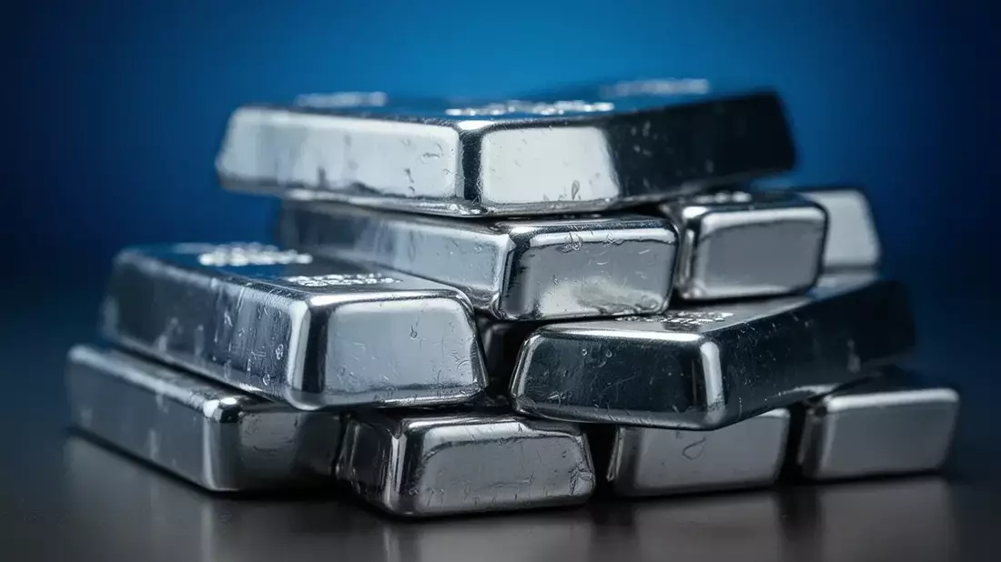 Plata sufre su peor semana: cae 5% a 64 dólares por múltiples presiones
