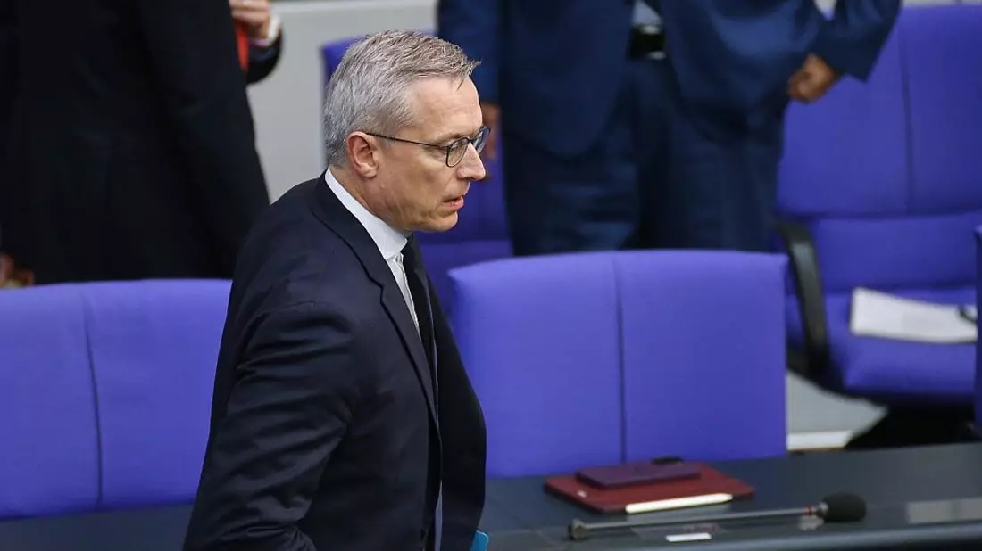 Wildberger verteidigt KI-Einsatz bei Reden