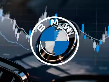 BMW-Emblem mit unscharfem Hintergrund von fallenden Finanzdiagrammen, die den Druck auf den Automobilsektor symbolisieren. - Foto: über boerse-global.de