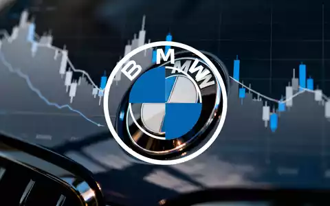 BMW-Emblem mit unscharfem Hintergrund von fallenden Finanzdiagrammen, die den Druck auf den Automobilsektor symbolisieren. - Foto: über boerse-global.de