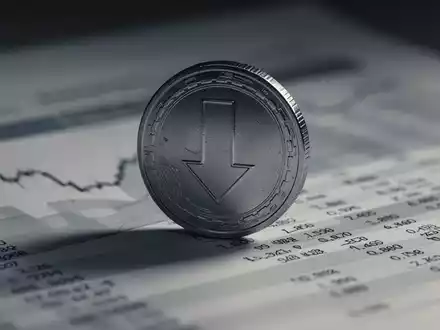Eine einzelne, stilisierte CAD-Münze mit einem nach unten zeigenden Pfeilschatten auf einem Finanzbericht, der eine Zielsenkung symbolisiert. - Foto: über boerse-global.de