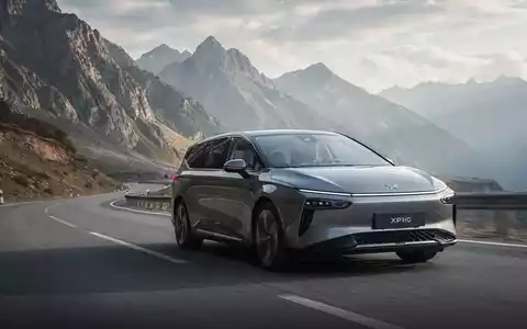 Ein futuristischer XPeng X9 Elektro-MPV fährt auf einer Bergstraße mit malerischer Landschaft im Hintergrund. - Foto: über boerse-global.de