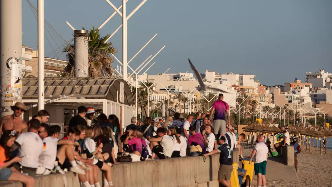 Wer die WM-Begegnung am Samstag gegen die Elfenbeinküste auf Mallorca im Freien verfolgen will, sollte sich auf ein heißes Spiel einstellen. - Bild: Clara Margais/dpa