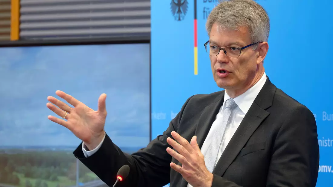 Ziel ist es laut Schnieder, dass die Brücke Ende 2028 wieder befahrbar ist. - Bild: Henning Kaiser/dpa