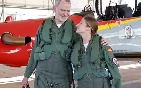 Nach dem gemeinsamen Trainingsflug nahmen sich Vater und Tochter in den Arm. Das spanische Königshaus teilt kaum etwas über das Privatleben der königlichen Familie mit. Aber solche Fotos sprechen für sich.  - Foto: Casa De S.M. El Rey/EUROPA PRESS/dpa
