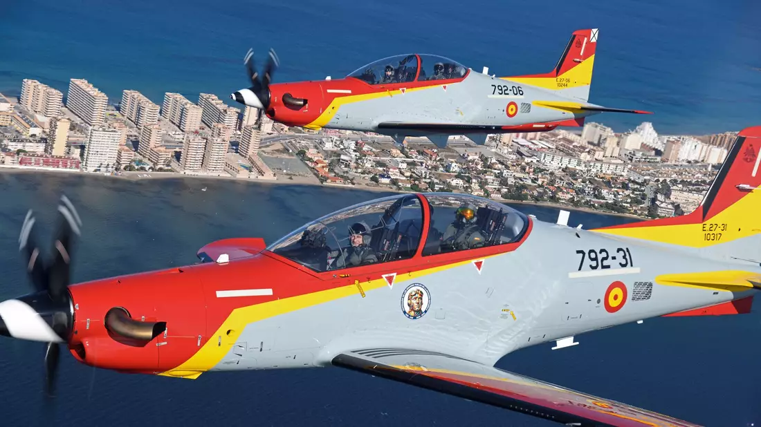 Vater und Tochter in je einem Trainingsflugzeug über dem Mittelmeer: Im vorderen Flugzeug Spaniens König Felipe VI., im hinteren Thronfolgerin, Kronprinzessin Leonor. - Bild: Casa De S.M. El Rey/EUROPA PRESS/dpa