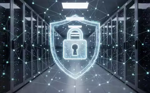 Ein stilisiertes, leuchtendes digitales Vorhängeschloss oder Schildsymbol über einem futuristischen, sicheren Rechenzentrum mit Server-Racks. - Foto: über boerse-global.de