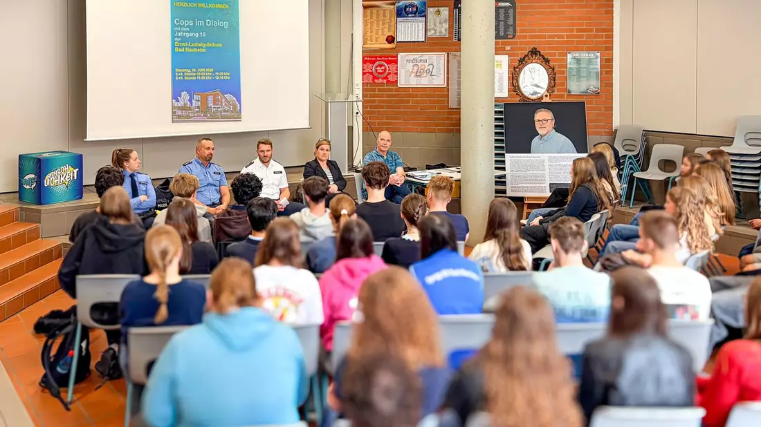 Mittelhessen: WETTERAUKREIS: Cops im Dialog an der Ernst-Ludwig-Schule in Bad Nauheim - Offener Austausch fördert Respekt, Verständnis und gesellschaftlichen Zusammenhalt - Bild: presseportal.de