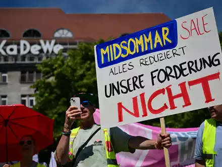 Handelsbeschäftigte streikten am Freitag in Berlin für höhere Löhne. - Foto: Sebastian Christoph Gollnow/dpa