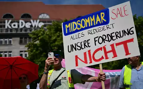 Handelsbeschäftigte streikten am Freitag in Berlin für höhere Löhne. - Foto: Sebastian Christoph Gollnow/dpa