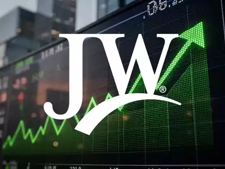 Ein stilisierter Börsenticker zeigt grüne Aufwärtstrends an, mit einem unscharfen Hintergrund eines modernen Bürogebäudes. - Foto: über boerse-global.de