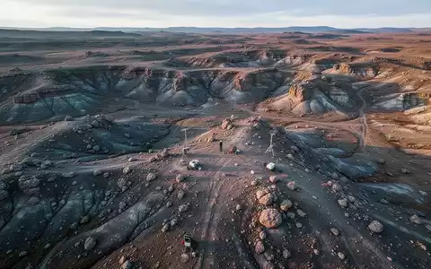 Luftaufnahme einer weiten, kargen und felsigen Landschaft mit geologischen Formationen, die das Aurora-Projekt andeutet. - Foto: über boerse-global.de