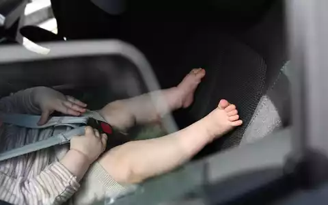 Ein Säugling wurde in Hamminkeln aus einem überhitzten Auto gerettet. (Symbolbild)  - Foto: Bernd Weißbrod/dpa