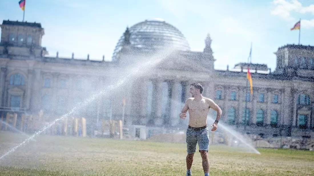 Coole Orte hat Deutschland viele, nicht nur unter dem Rasensprenger am Reichstag. - Bild: Kay Nietfeld/dpa