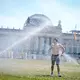 Coole Orte hat Deutschland viele, nicht nur unter dem Rasensprenger am Reichstag. - Bild: Kay Nietfeld/dpa