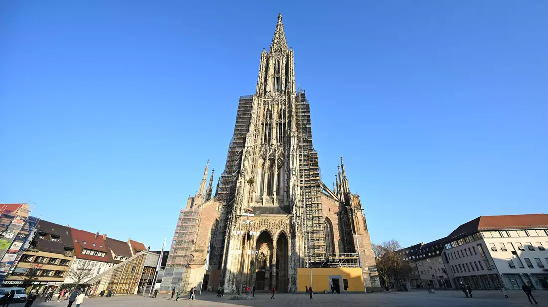 Im Ulmer Münster wird es der Pfarrerin zufolge «nie wärmer als 18 Grad Celsius». (Archivbild) - Bild: Bernd Weißbrod/dpa