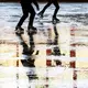 Wenn es mal nicht das süße Eis zum Schlecken sein soll, hilft Schlittschuhfahren zur Abkühlung. (Archivbild) - Bild: Swen Pförtner/dpa