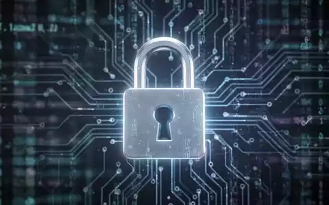 Ein stilisiertes digitales Vorhängeschloss, das subtil leuchtet, vor einem verschwommenen Hintergrund aus Datenströmen und Leiterplattenmustern. - Foto: über boerse-global.de