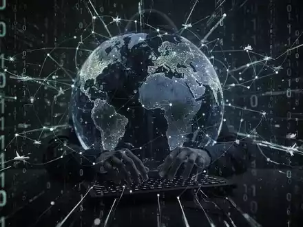 Abstrakte Darstellung von Cybersicherheit und Reisebetrug, mit digitalen Datenströmen und einer schemenhaften Hackerfigur. - Foto: über boerse-global.de