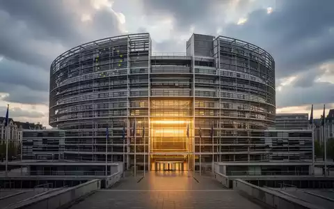Das Europäische Parlament in Brüssel, mit dramatischen Wolken und einem goldenen Licht, das Stabilität und Reichtum symbolisiert. - Foto: über boerse-global.de