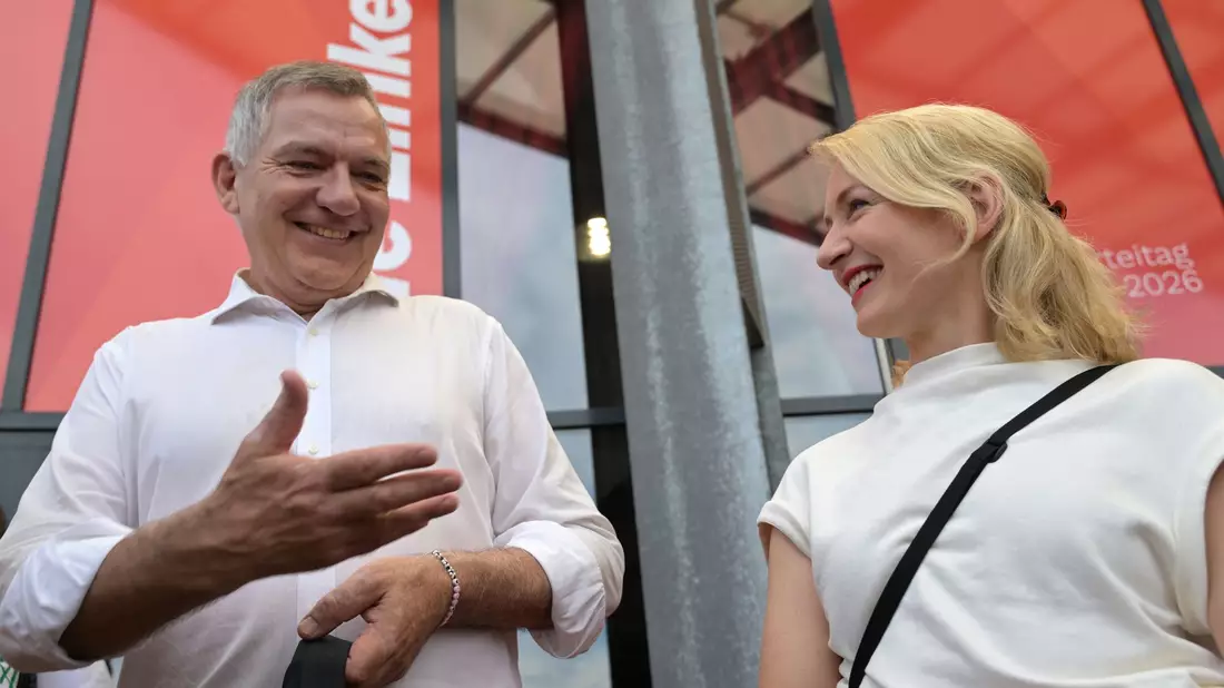 Jan van Aken und Ines Schwerdtner haben die Linke seit 2024 aus dem Umfragetief geführt. - Bild: Michael Bahlo/dpa