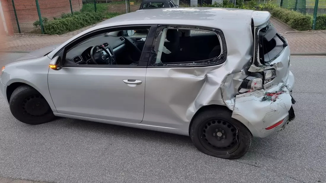 POL-HM: Alkoholfahrt in Holzminden: Frau verletzt Fußgänger und fährt gegen Polizeidienststelle - Bild: presseportal.de