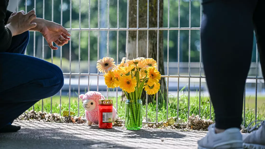 Die Polizei ermittelt wegen des toten Kindes.  - Bild: Jason Tschepljakow/dpa
