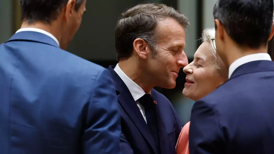 Macron steht an der Seite des Kanzlers. - Bild: Geert Vanden Wijngaert/AP/dpa