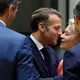 Macron steht an der Seite des Kanzlers. - Bild: Geert Vanden Wijngaert/AP/dpa