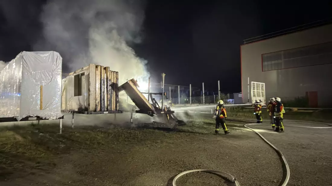 FW Stockach: Brand von Baumaterialien - Bild: presseportal.de