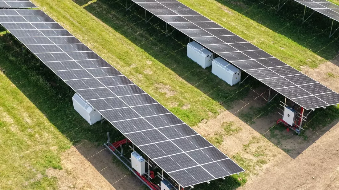 Moonwatt nimmt das erste verteilte Natrium-Ionen-Batteriesystem für hybride Solarkraftwerke in Betrieb, zu sehen auf der Intersolar München (23. bis 25. Juni, Moonwatt-Stand C2.190) - Bild: presseportal.de