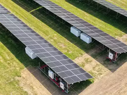 Moonwatt nimmt das erste verteilte Natrium-Ionen-Batteriesystem für hybride Solarkraftwerke in Betrieb, zu sehen auf der Intersolar München (23. bis 25. Juni, Moonwatt-Stand C2.190) - Foto: presseportal.de