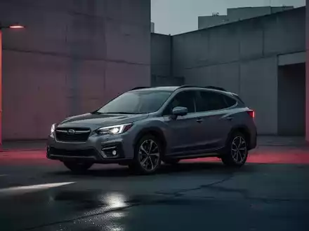 Ein modernes Subaru-Auto bei Dämmerung in einer minimalistischen Stadtlandschaft, umgeben von langen Schatten und einem roten Schimmer. - Foto: über boerse-global.de