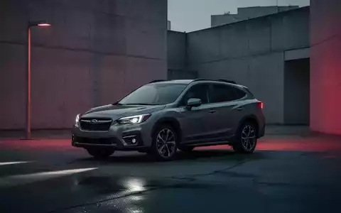 Ein modernes Subaru-Auto bei Dämmerung in einer minimalistischen Stadtlandschaft, umgeben von langen Schatten und einem roten Schimmer. - Foto: über boerse-global.de