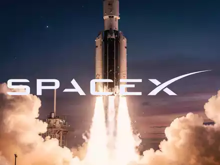 Eine SpaceX Falcon 9 Rakete startet in einen dramatischen DĂ€mmerungshimmel, symbolisiert Wachstum und Investment-Grade-Status. - Foto: ĂŒber boerse-global.de