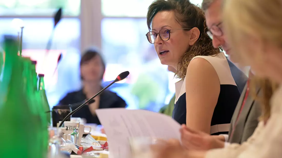 Brandenburgs Verbraucherschutzministerin Hanka Mittelstädt und ihre Länderkollegen befassten sich bei ihrer Konferenz in Potsdam mit Fake-Shops.  - Bild: Michael Bahlo/dpa