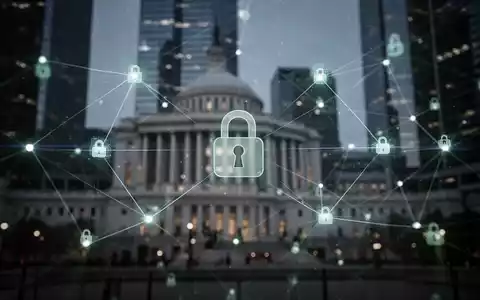 Eine digitale Netzwerkstruktur mit leuchtenden Linien und einem Vorhängeschloss-Symbol, die Datensicherheit und Betrugsbekämpfung darstellt. - Foto: über boerse-global.de