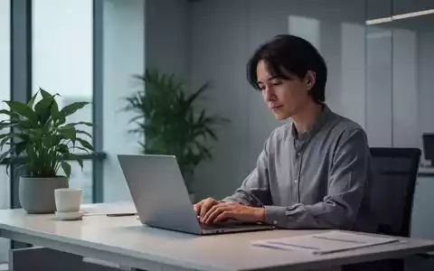 Eine Person arbeitet ruhig und konzentriert an einem Laptop in einem modernen, aufgeräumten Büro, symbolisch für Stressbewältigung. - Foto: über boerse-global.de